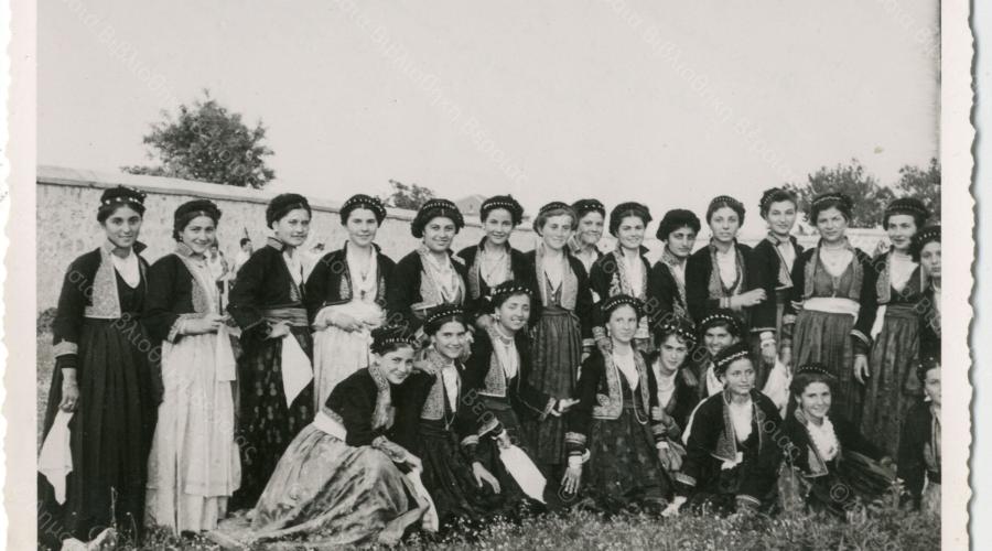 Τίτλος Φωτογραφίας εξώφυλλου: Χορός με τοπικές φορεσιές / Εύα Θεοφάνους ΝΝ ΒΥ 4.0