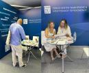 Επισκέπτες ενημερώνονται για τις υπηρεσίες στο περίπτερο του ΕΚΤ 